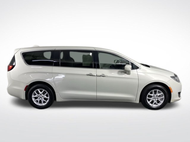 Used 2020 Chrysler Pacifica Touring w/ Cold Weather Group FWD image 7