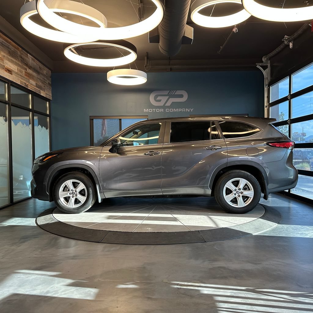 Used 2023 Toyota Highlander LE AWD/4WD image 5