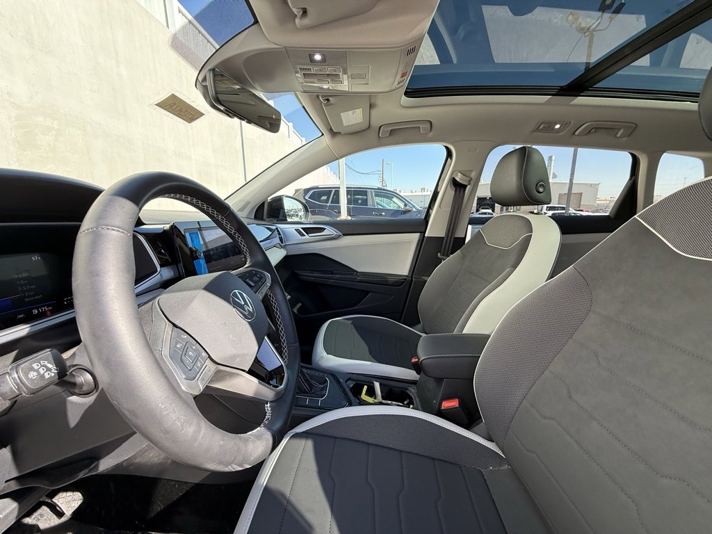 Used 2025 Volkswagen Taos SE image 5
