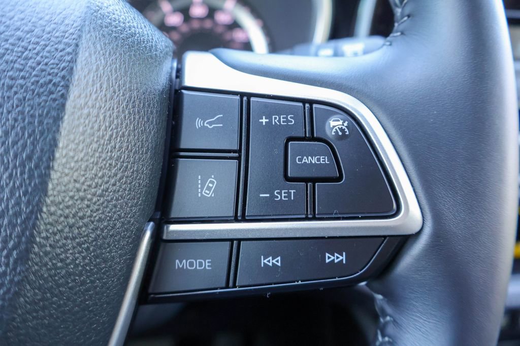 Used 2024 Toyota Highlander XSE FWD image 16
