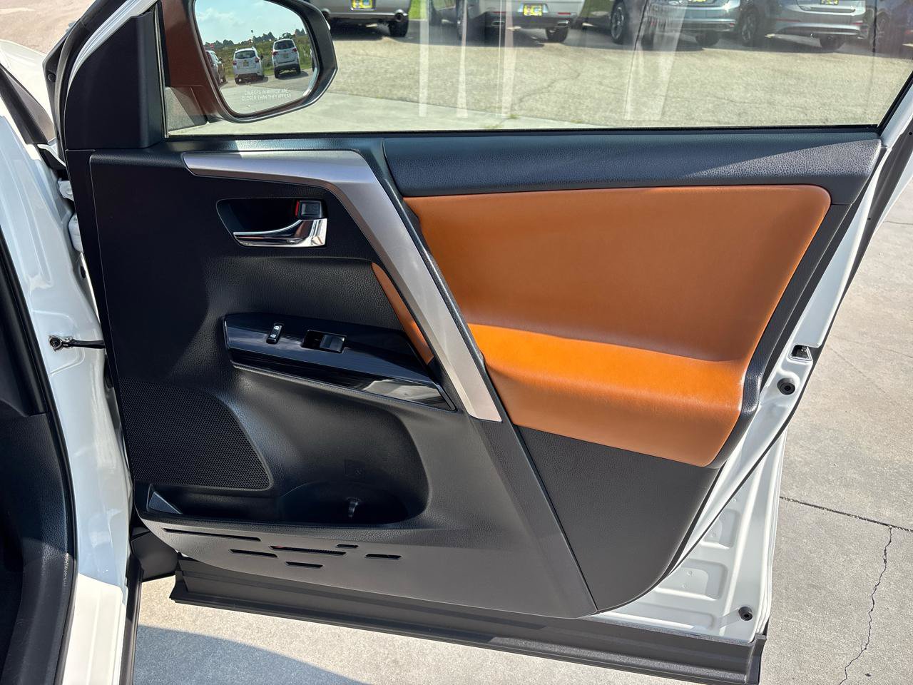 Used 2018 Toyota RAV4 Limited FWD image 25