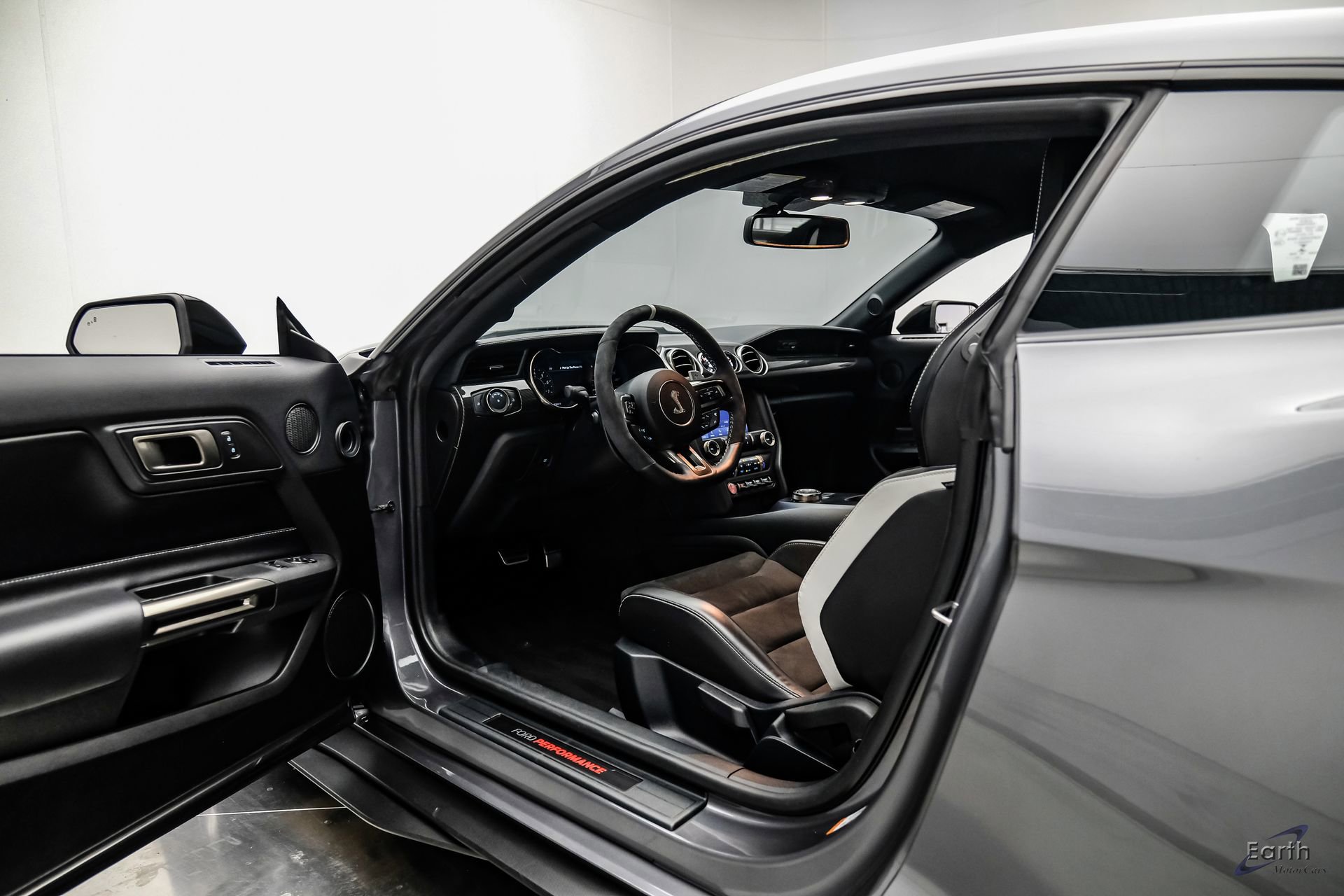 Used 2021 Ford Mustang Shelby GT500 w/ Carbon Fiber Track Pack image 39