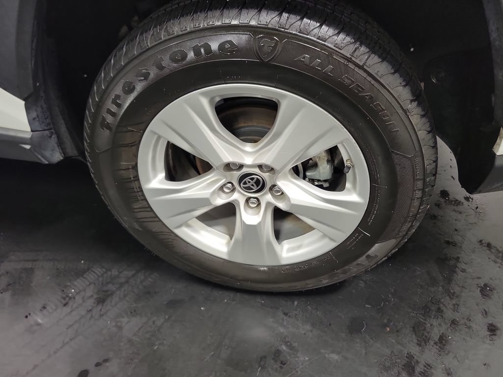 Used 2021 Toyota RAV4 LE AWD/4WD image 10
