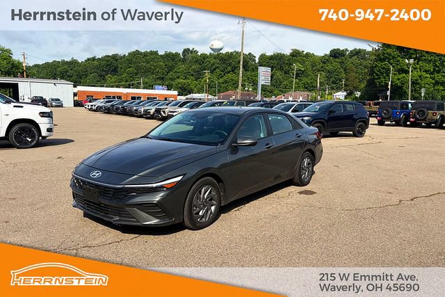 Used 2024 Hyundai Elantra SEL FWD image 3