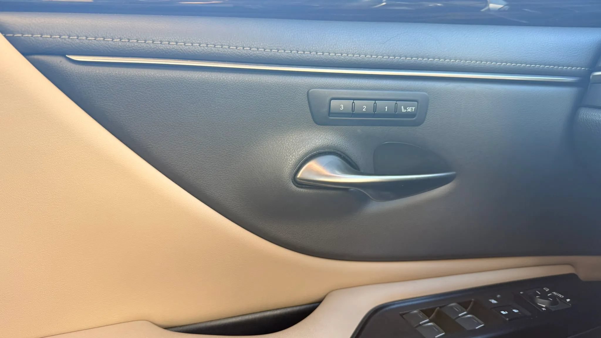 Used 2021 Lexus ES 300h w/ Premium Package FWD image 26