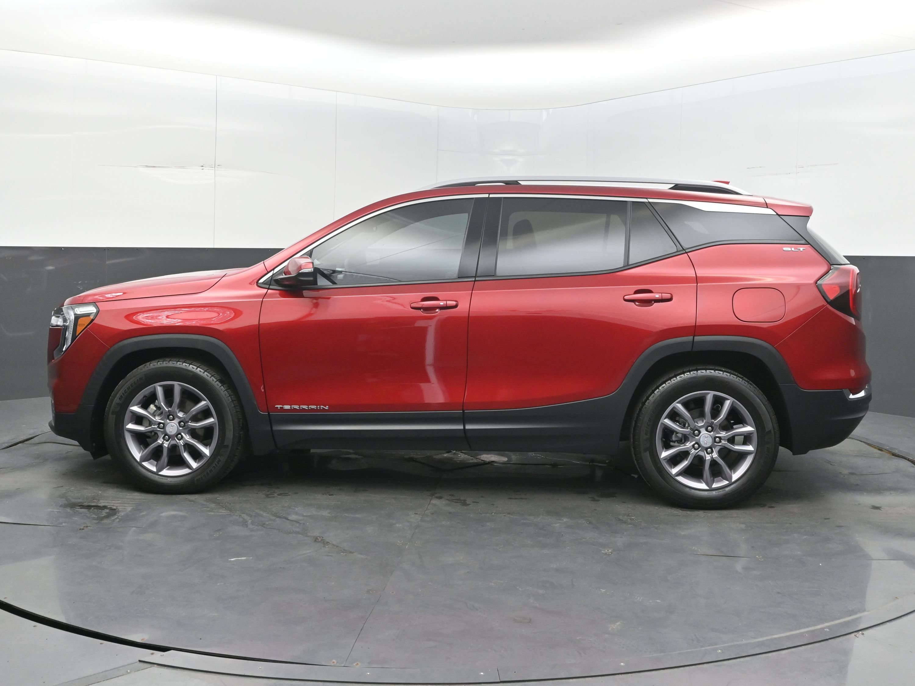 Used 2023 GMC Terrain SLT w/ Tech Package FWD image 7