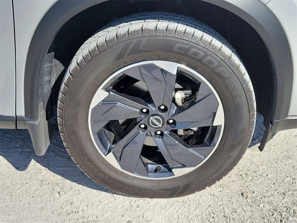Used 2024 Nissan Rogue SV image 7
