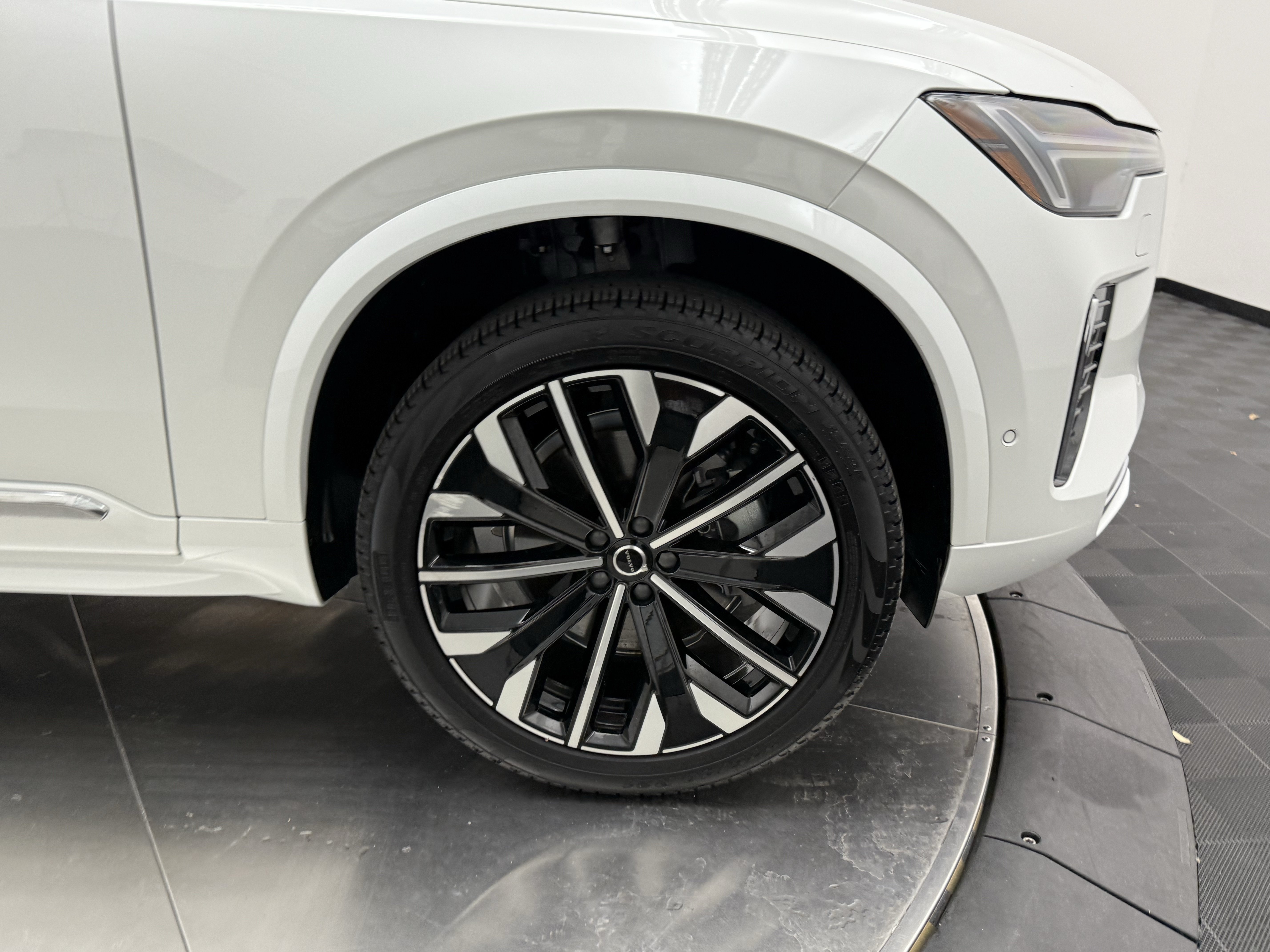 Certified 2025 Volvo XC90 B5 Plus w/ Protection Package Premier AWD/4WD image 10