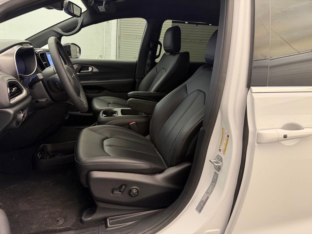 New 2026 Chrysler Pacifica Select FWD image 15