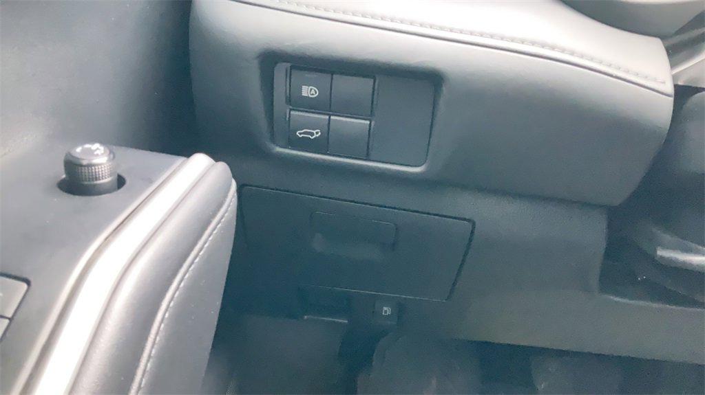 Used 2020 Toyota Highlander XLE image 28