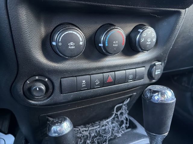 Used 2014 Jeep Wrangler Unlimited Sahara w/ Max Tow Package AWD/4WD image 31