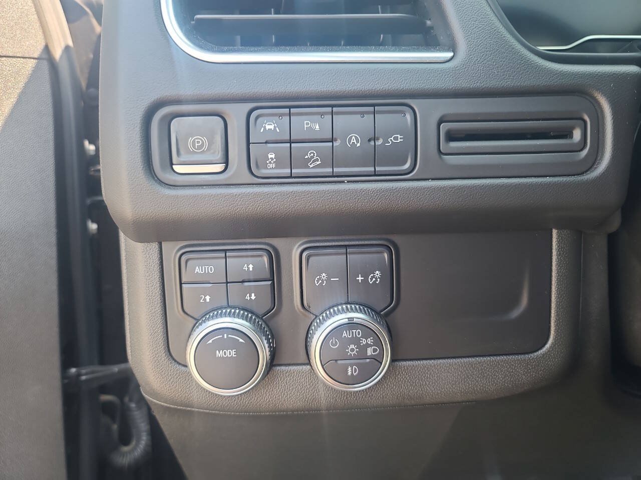 Used 2022 GMC Yukon XL AT4 AWD/4WD image 23