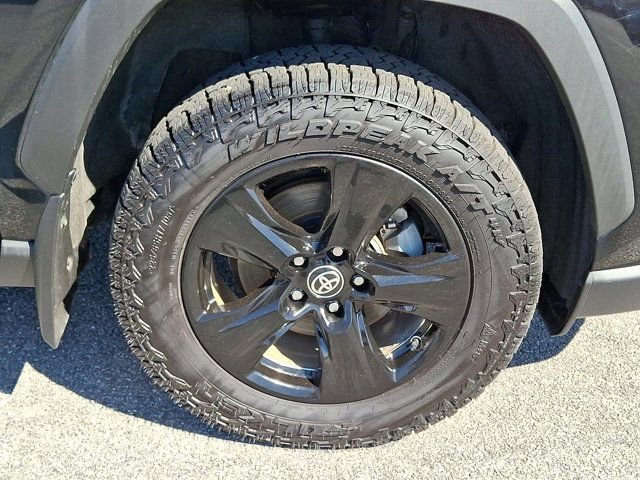 Used 2021 Toyota RAV4 XLE w/ Convenience Package image 11