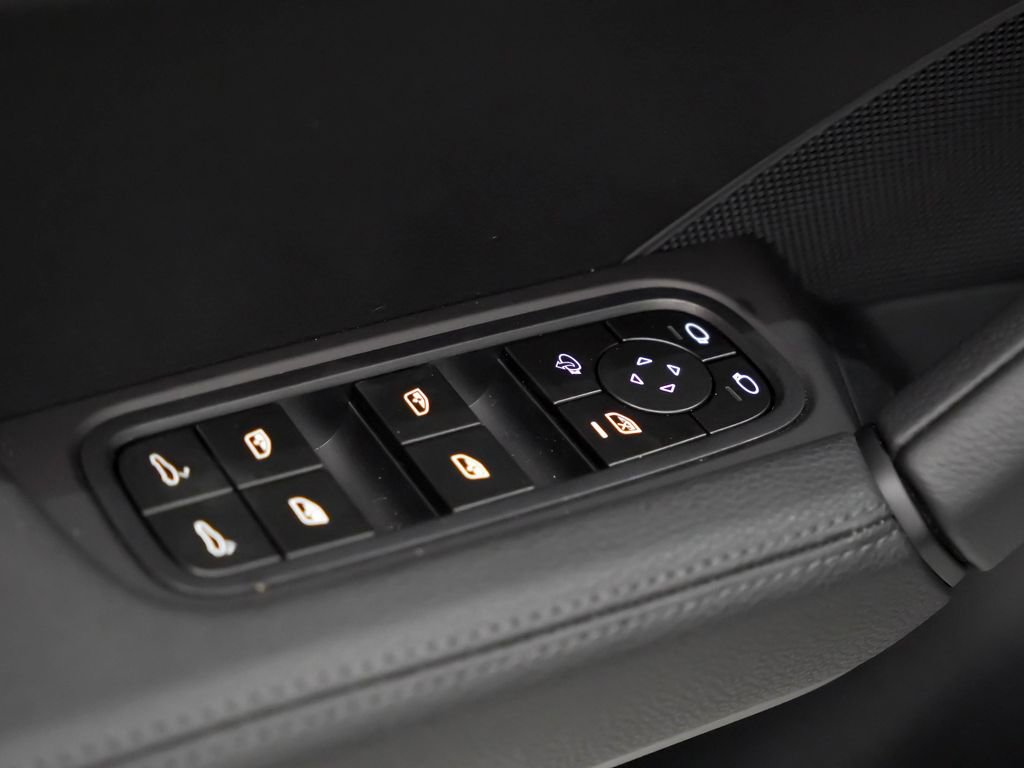 Certified 2025 Porsche Cayenne Coupe image 23