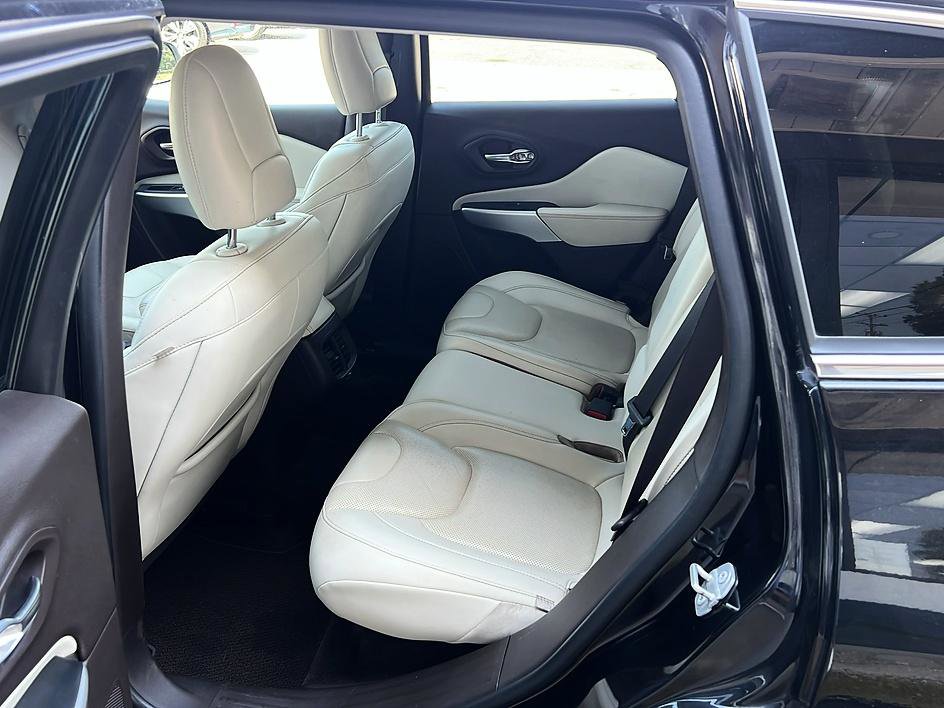 Used 2018 Jeep Cherokee Overland w/ Technology Group FWD image 22