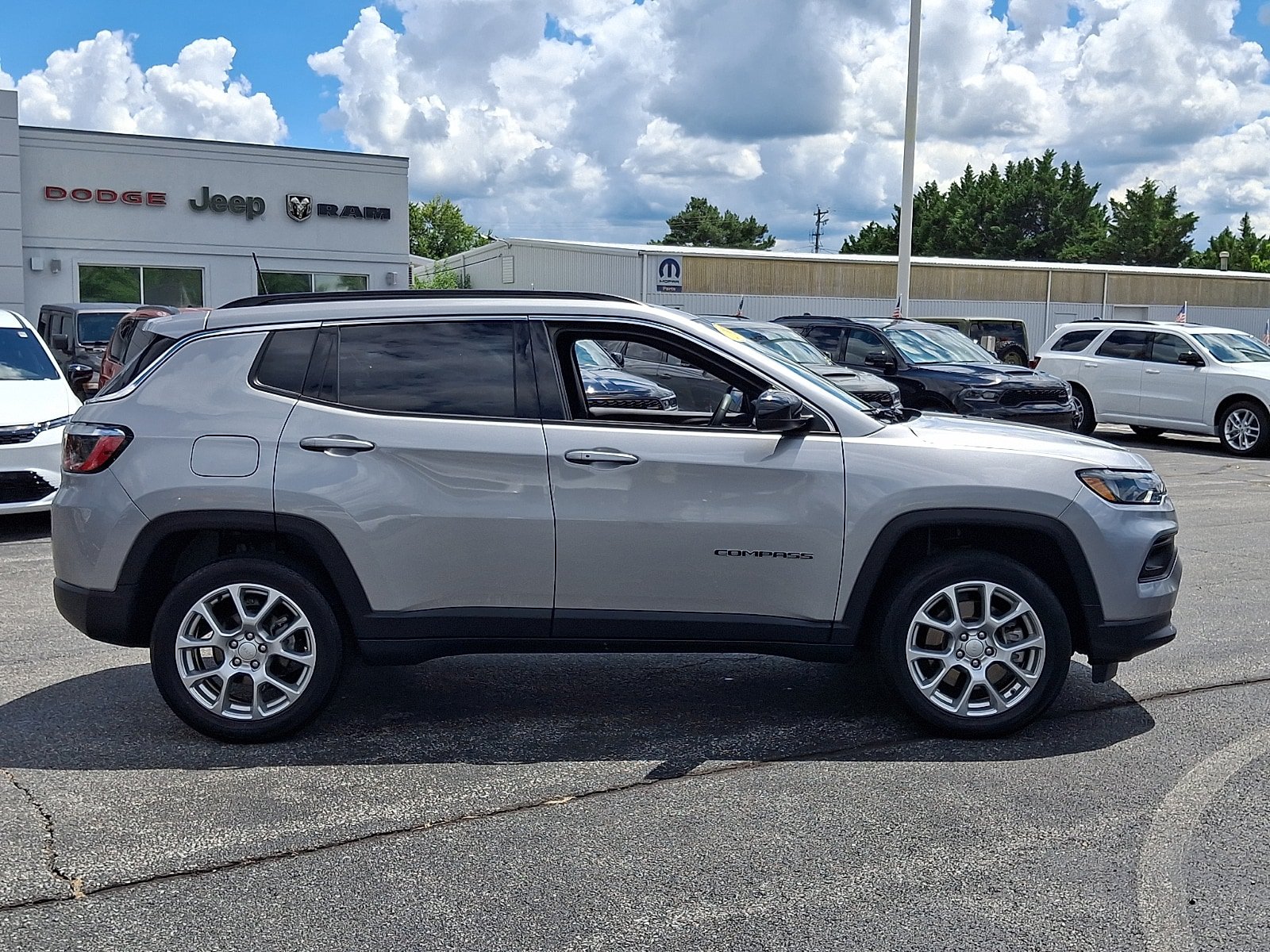 Used 2023 Jeep Compass Latitude AWD/4WD image 7