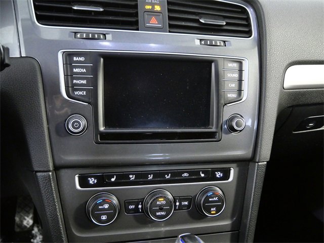 Used 2016 Volkswagen e-Golf SE w/ DC Fast Charging Package image 18