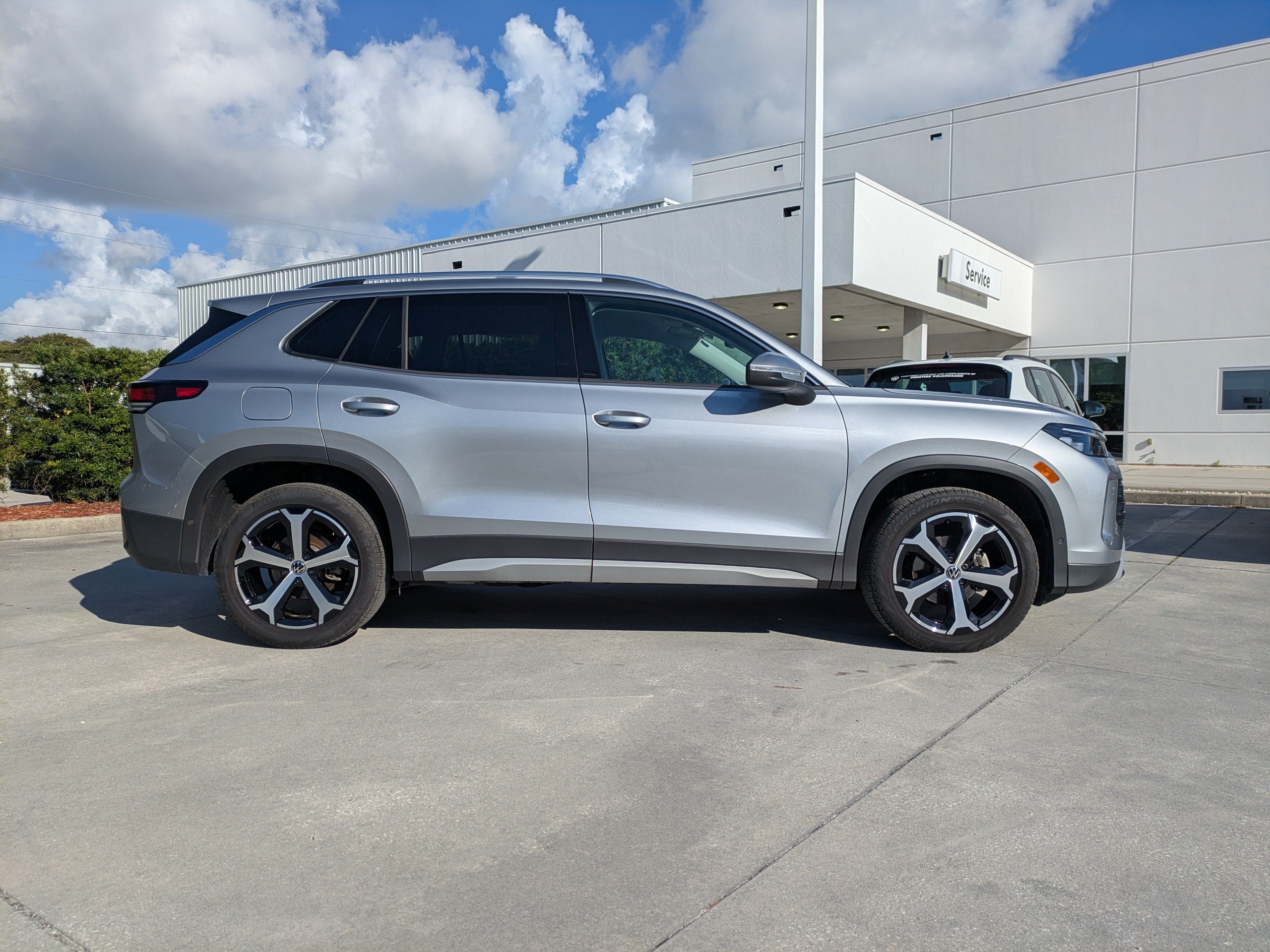 Certified 2025 Volkswagen Tiguan SE FWD image 3