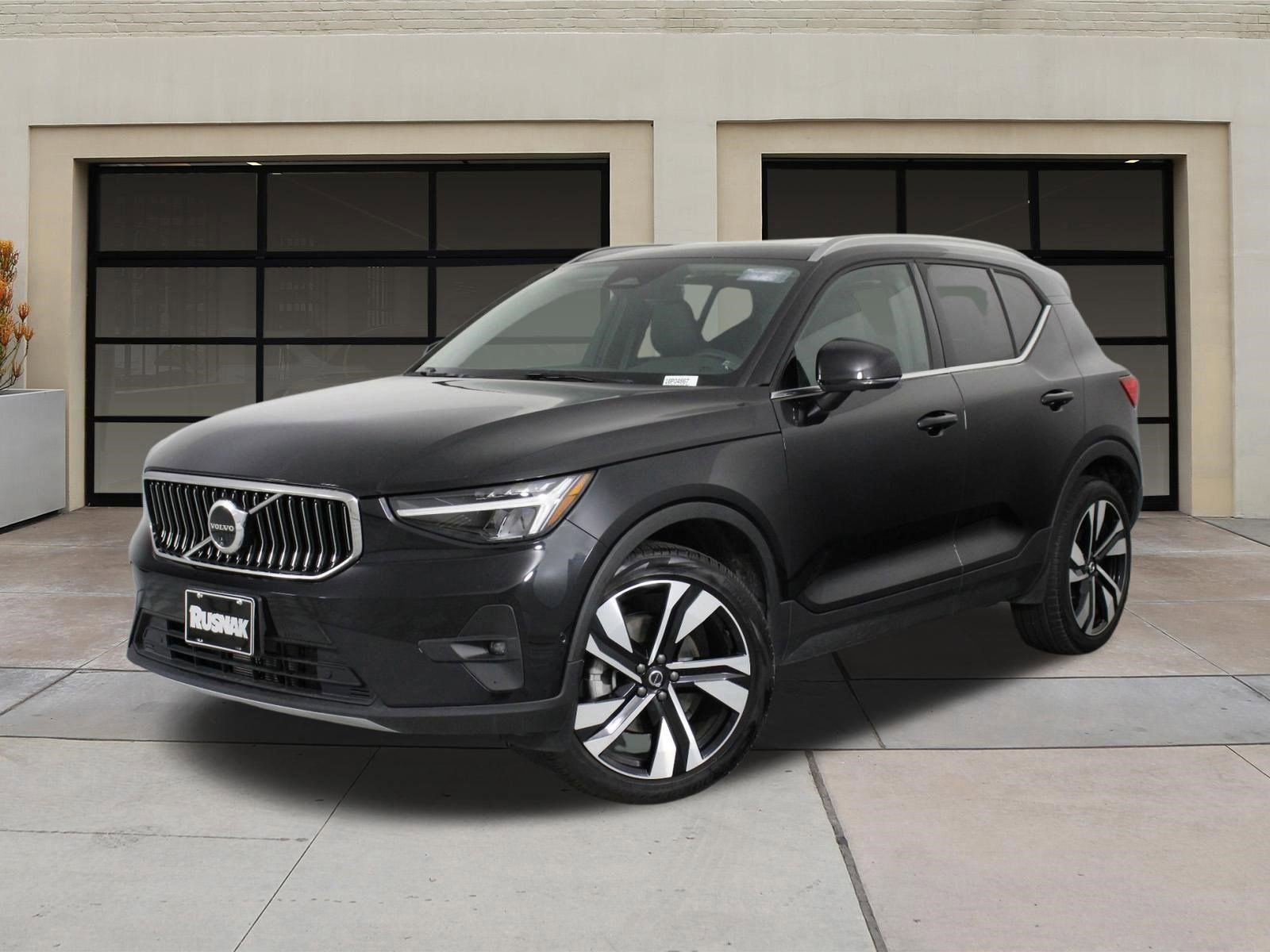 Used 2025 Volvo XC40 B5 Plus image 3