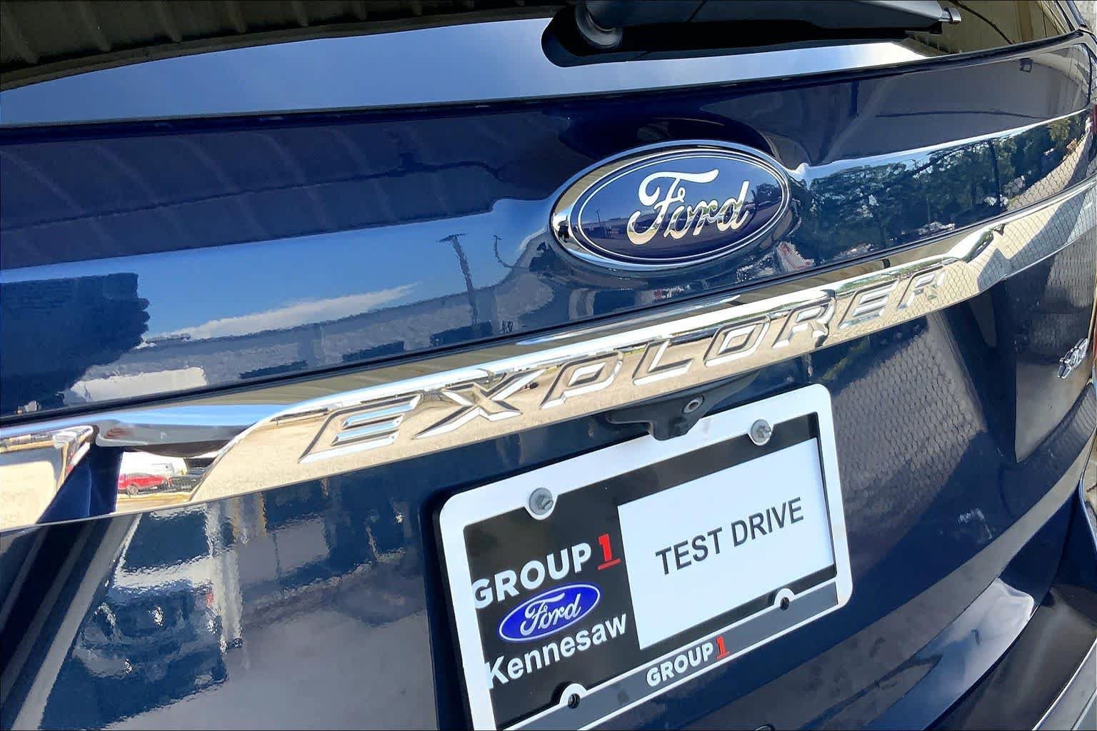 Used 2017 Ford Explorer XLT w/ Equipment Group 202A FWD image 30