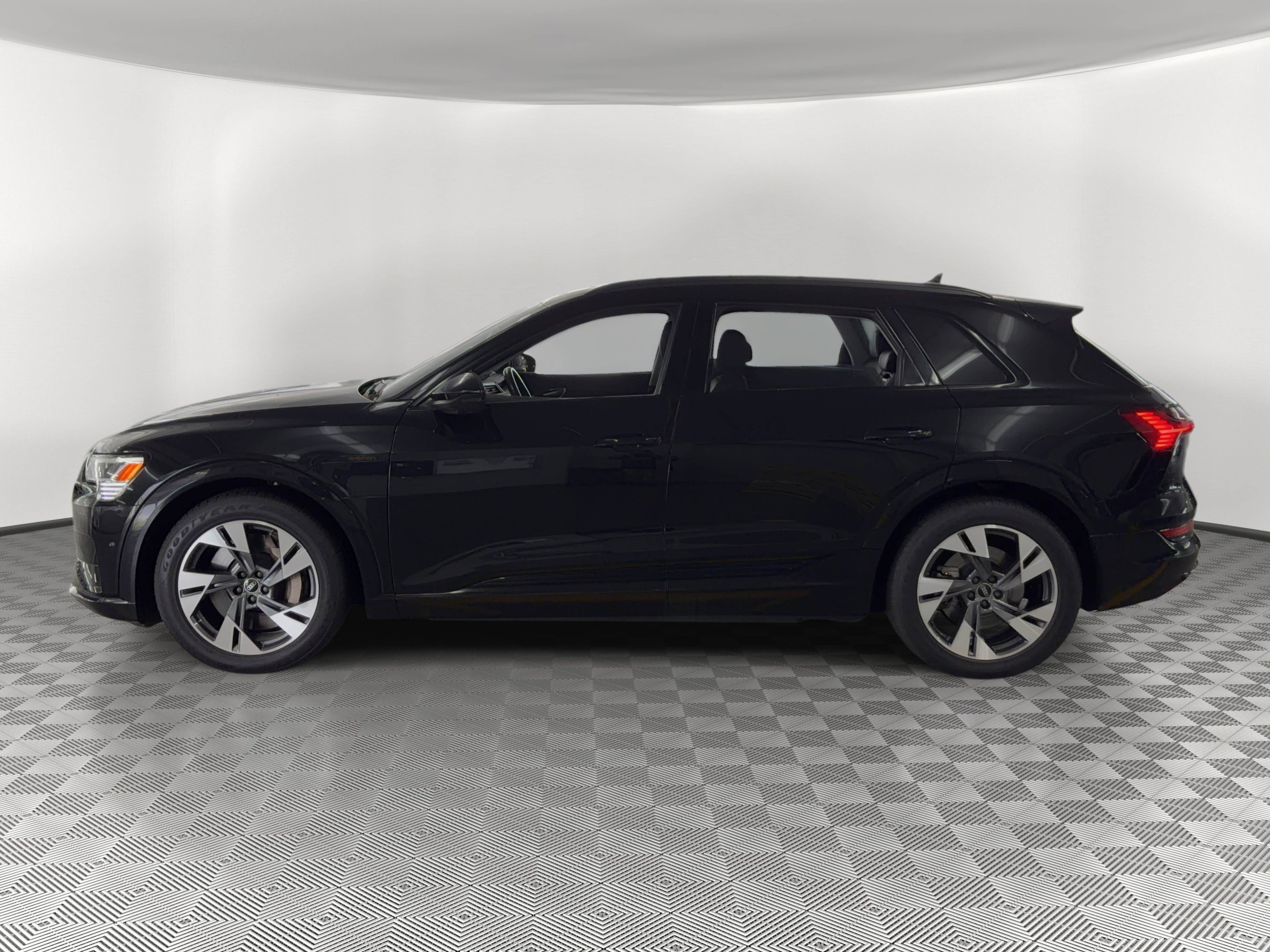 Used 2023 Audi e-tron Premium w/ Convenience Plus Package image 2