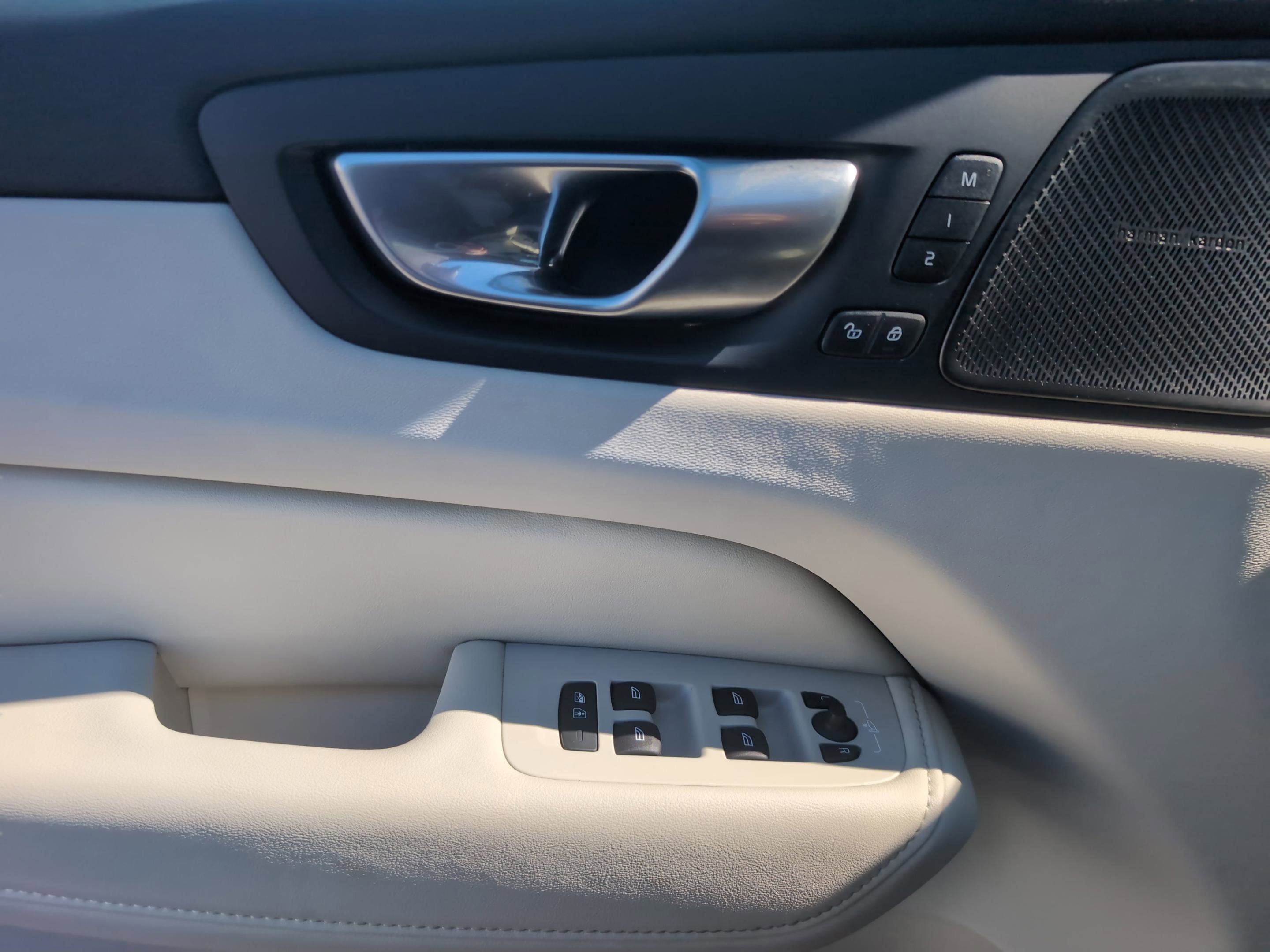 Used 2024 Volvo XC60 T8 Plus w/ Protection Package Premier image 18