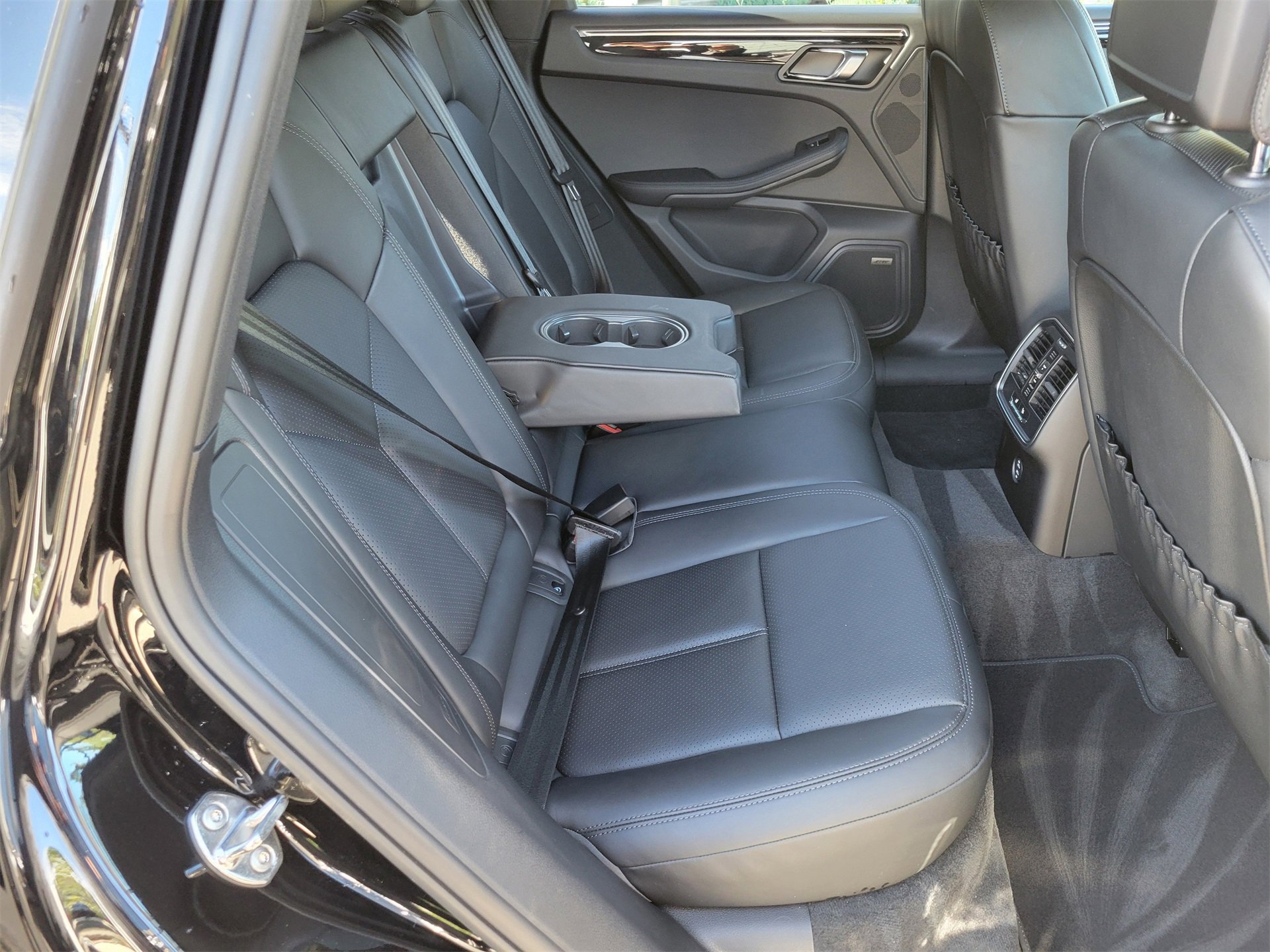 Used 2025 Porsche Macan image 31