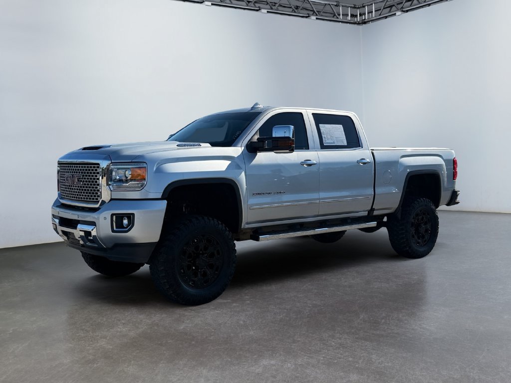 Used 2017 GMC Sierra 2500 Denali w/ Duramax Plus Package AWD/4WD image 7