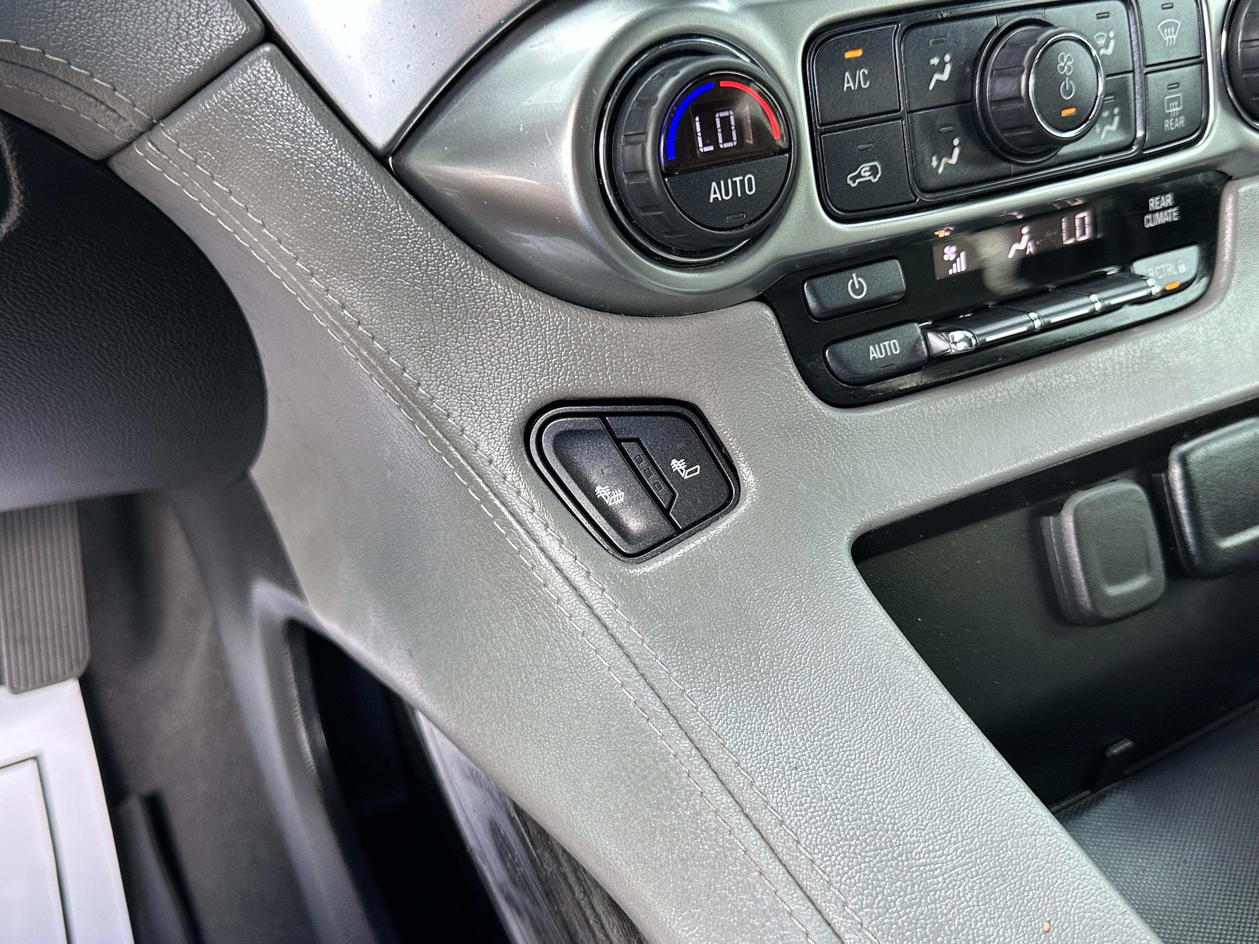 Certified 2019 Chevrolet Suburban LT RWD image 28