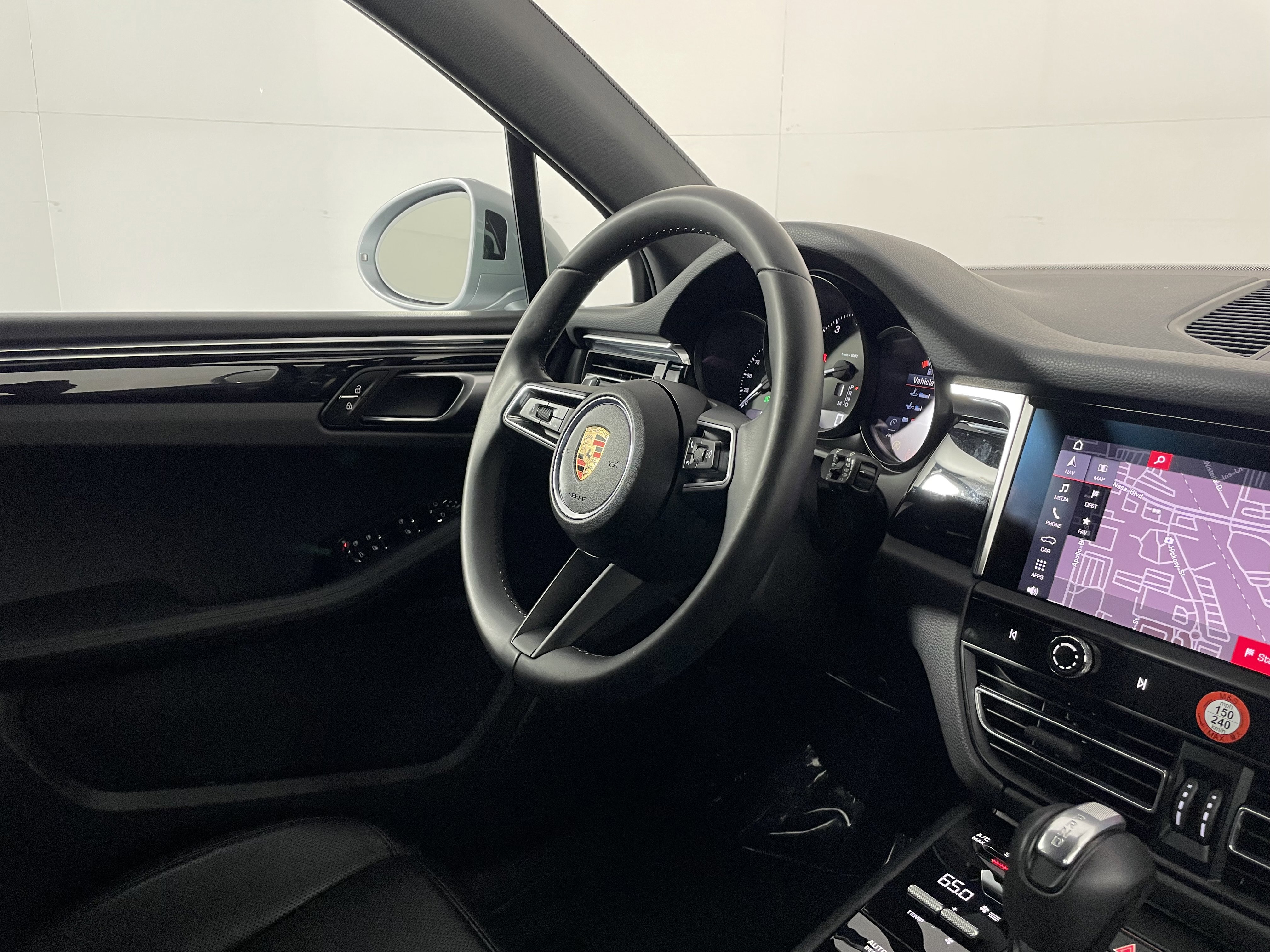 Used 2025 Porsche Macan image 12