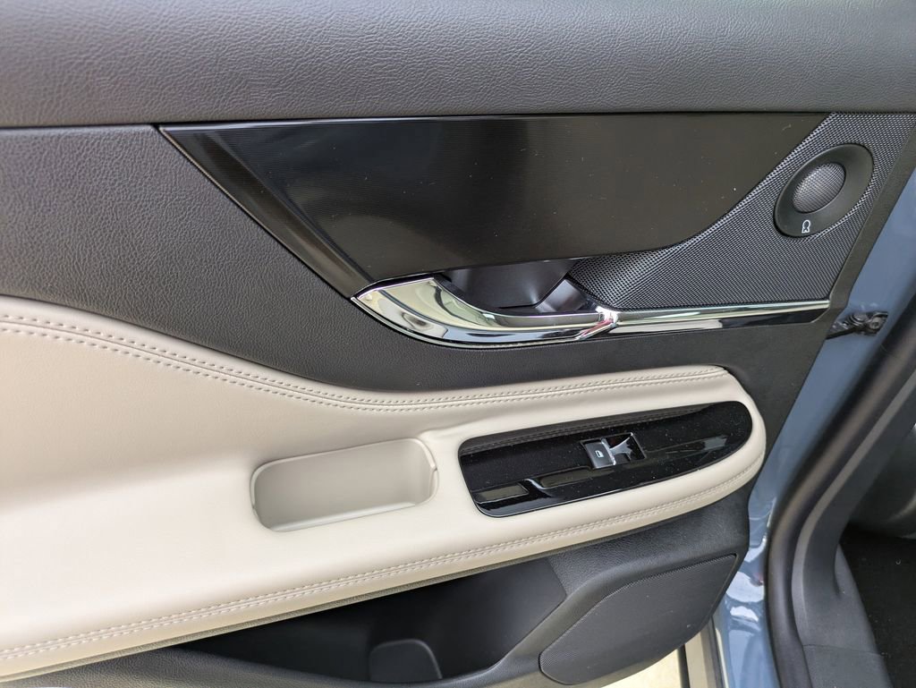 Used 2025 Lincoln Corsair Reserve w/ Equipment Group 202A image 11