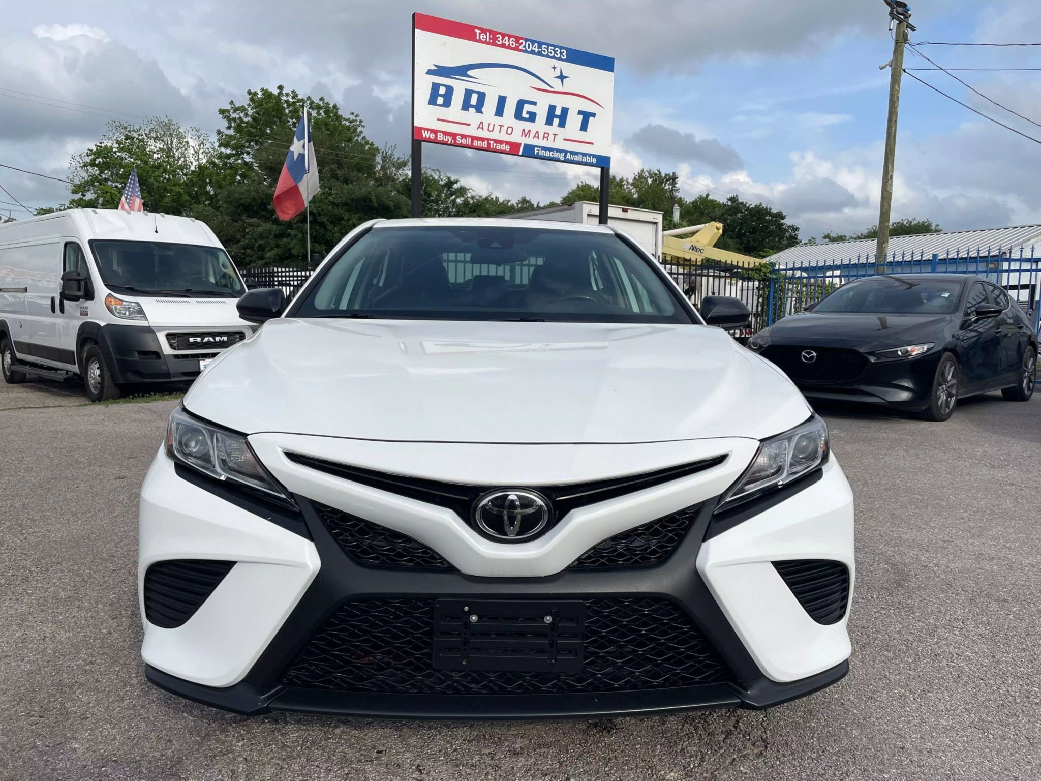 Used 2020 Toyota Camry SE image 1