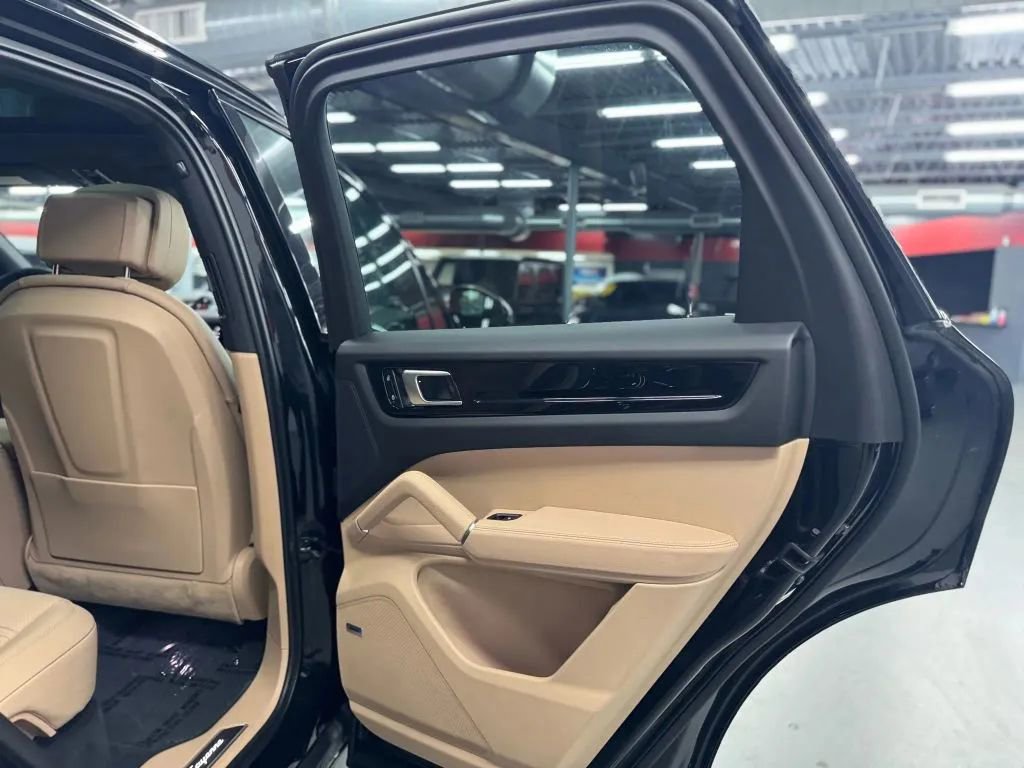 Used 2023 Porsche Cayenne w/ Premium Package image 24