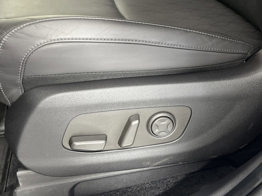 Used 2025 Kia Carnival EX image 24