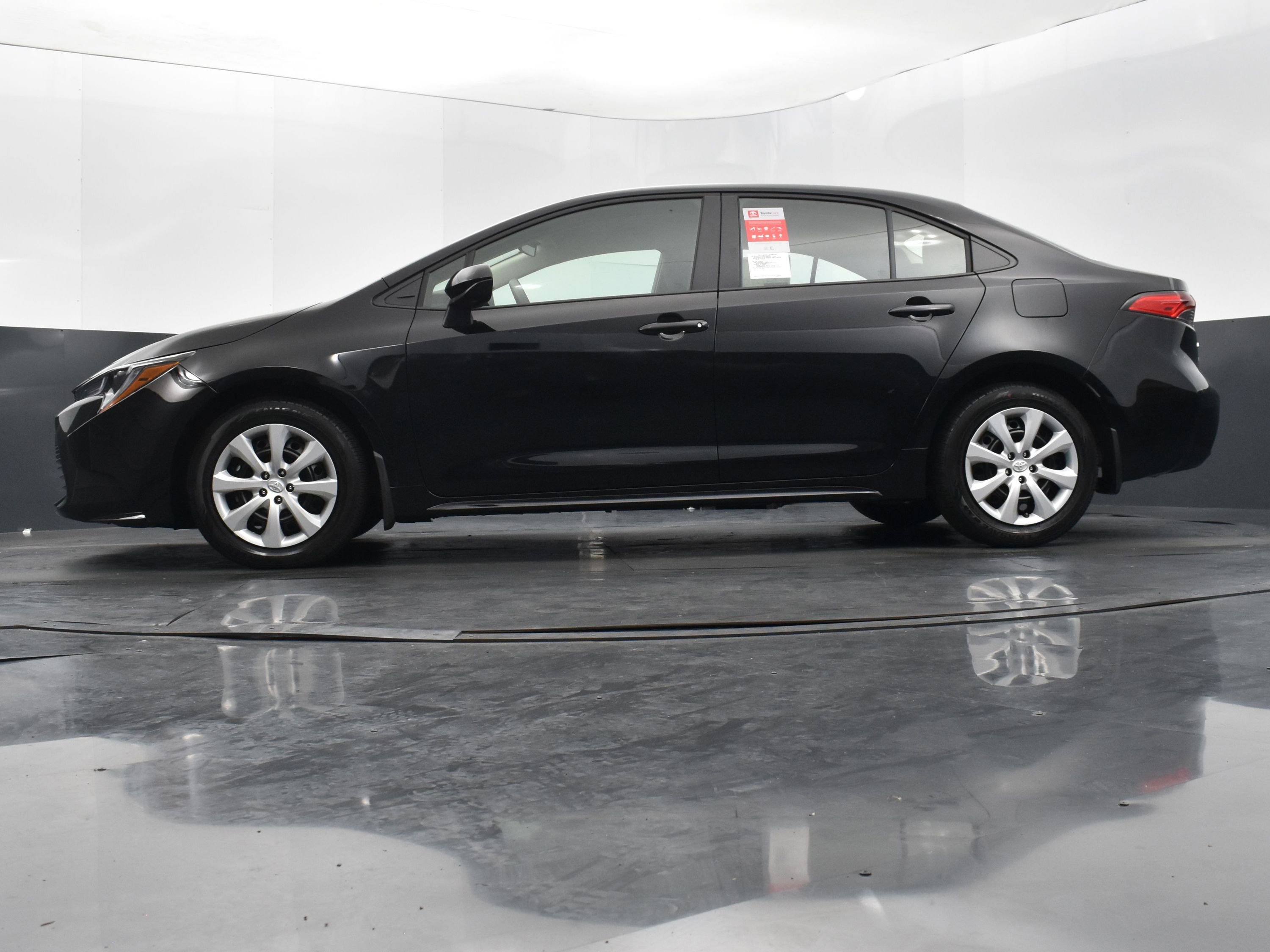 Used 2025 Toyota Corolla LE image 36