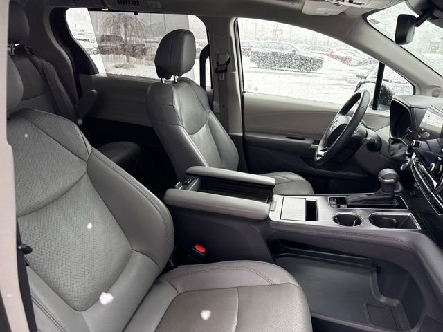 Used 2022 Toyota Sienna Limited image 32
