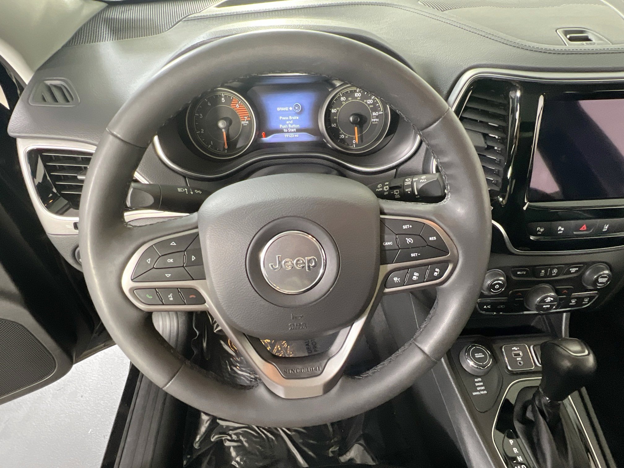 Used 2022 Jeep Cherokee Limited image 11