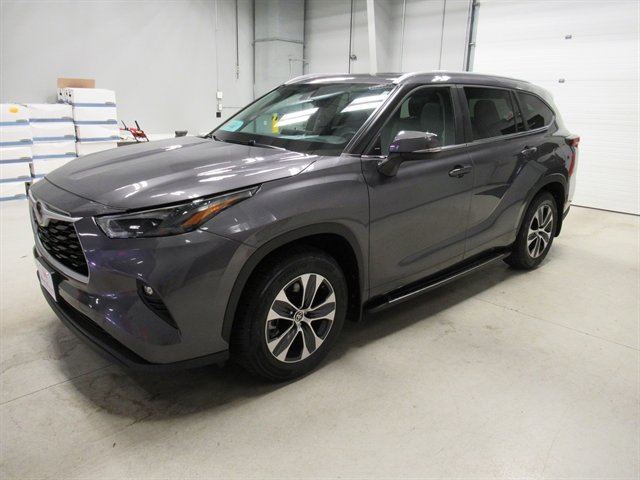 Used 2024 Toyota Highlander XLE image 3