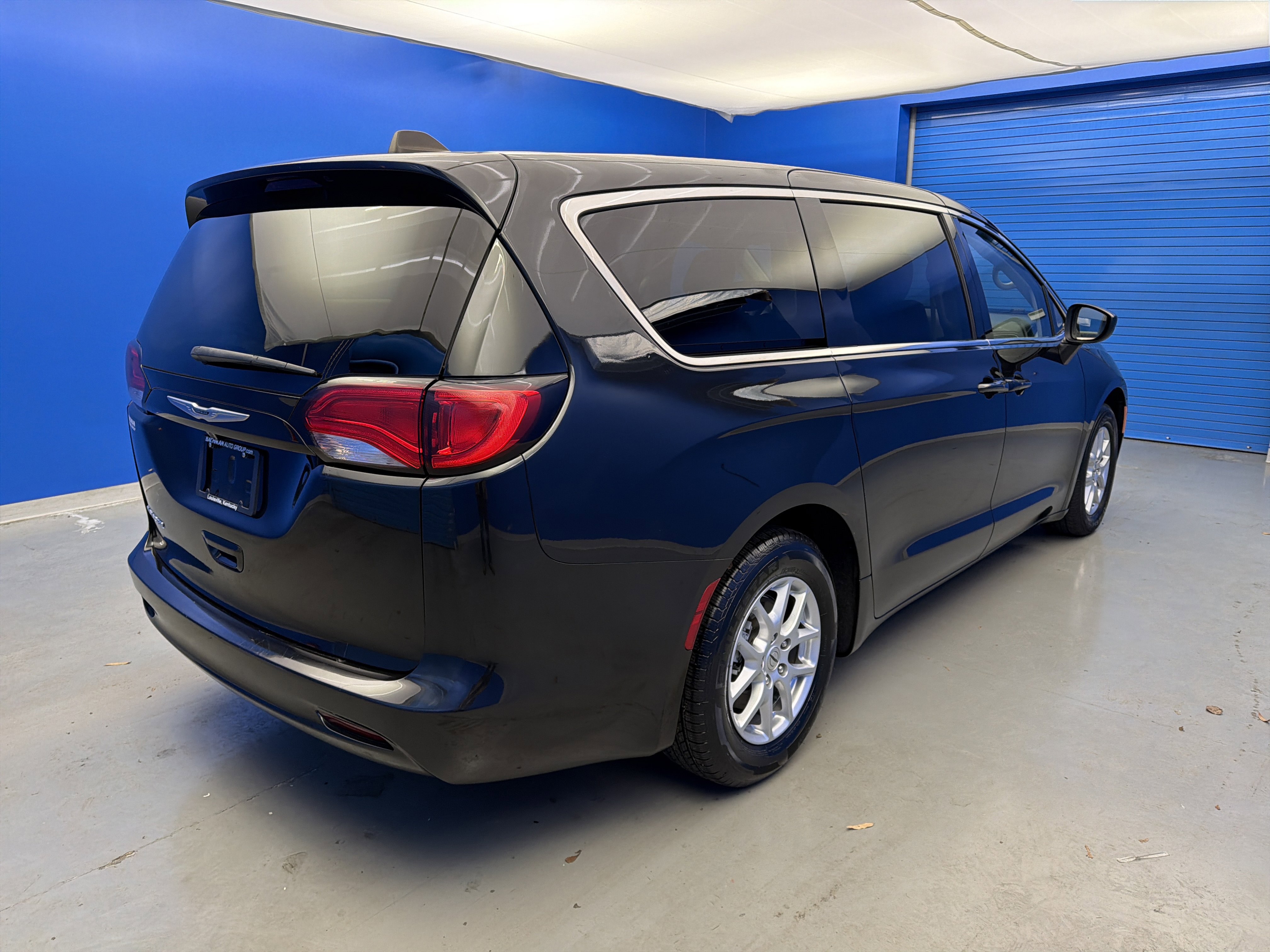 Used 2023 Chrysler Voyager LX image 7