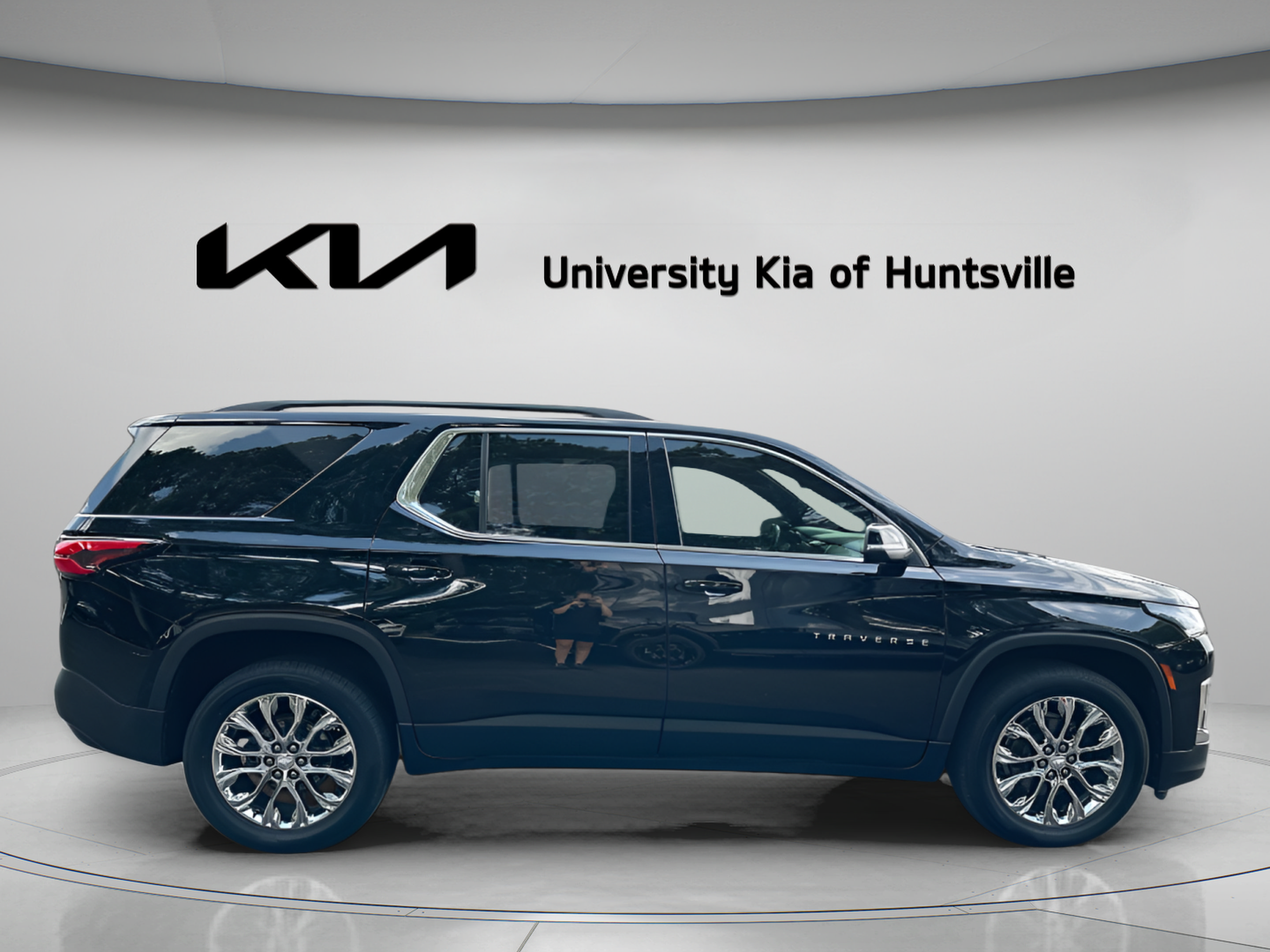 Used 2022 Chevrolet Traverse LT FWD image 9