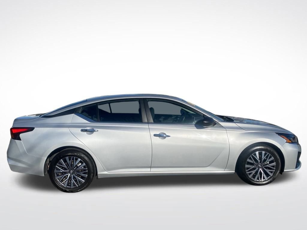 Used 2024 Nissan Altima 2.5 SV image 8