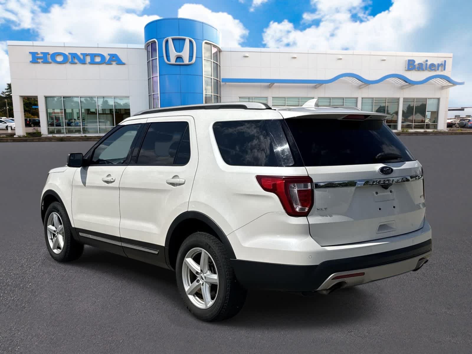 Used 2016 Ford Explorer XLT w/ Equipment Group 202A AWD/4WD image 3
