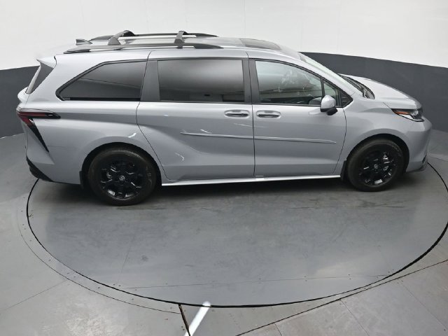 Used 2025 Toyota Sienna XLE Woodland Edition AWD/4WD image 50