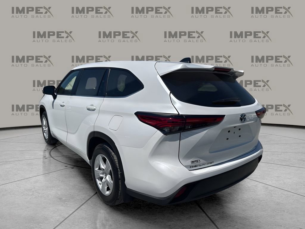Used 2023 Toyota Highlander LE image 3