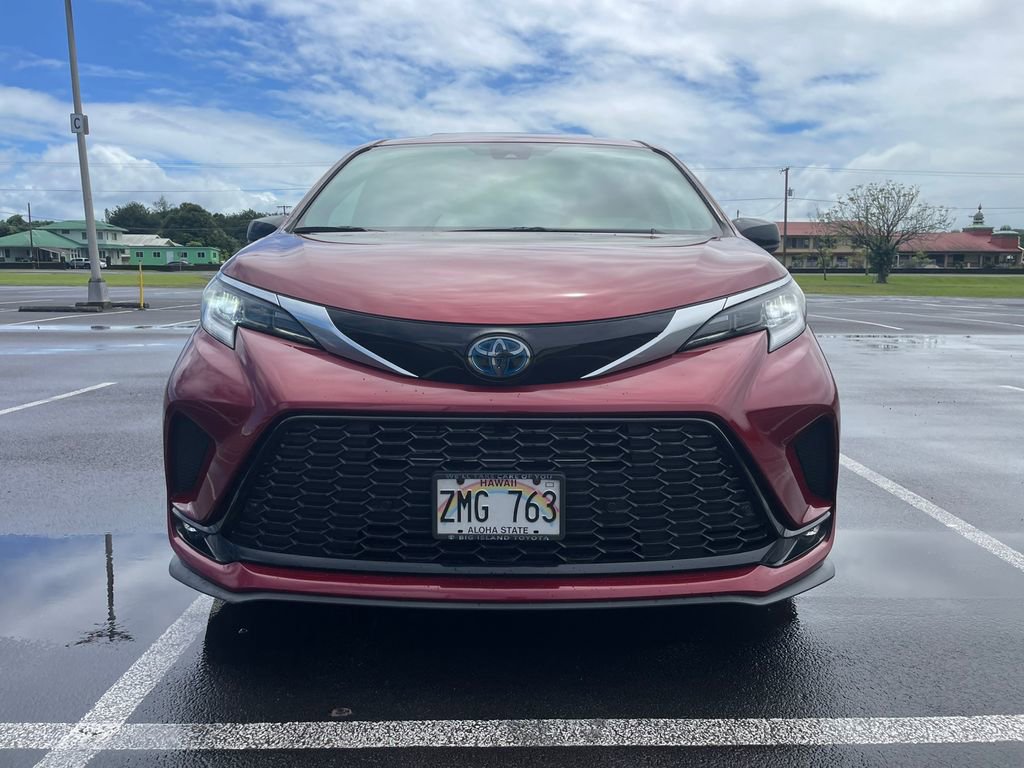 Used 2022 Toyota Sienna XSE image 2