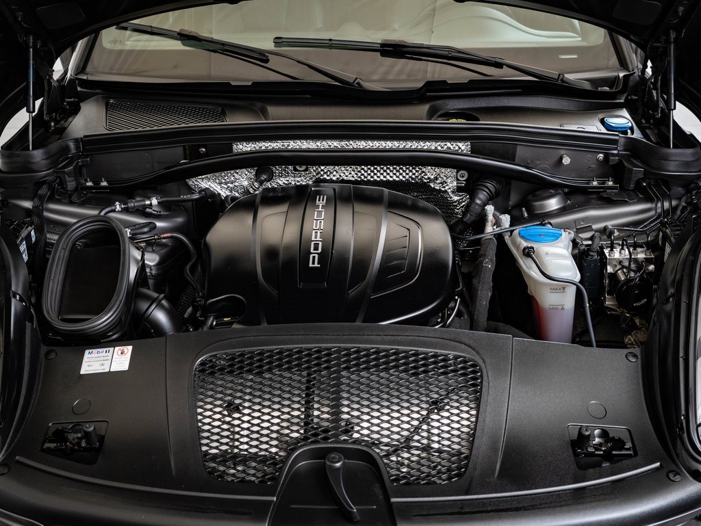 Certified 2018 Porsche Macan image 42
