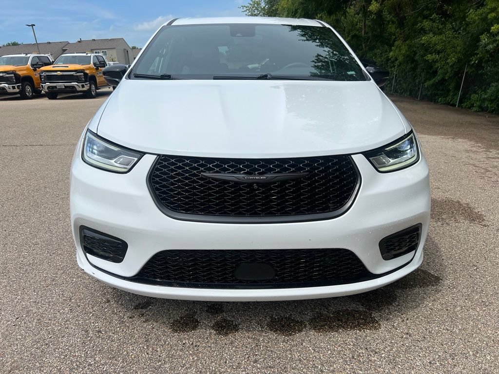 Used 2024 Chrysler Pacifica Limited FWD image 8