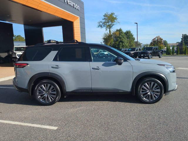 Used 2024 Nissan Pathfinder SL w/ SL Premium Package AWD/4WD image 3