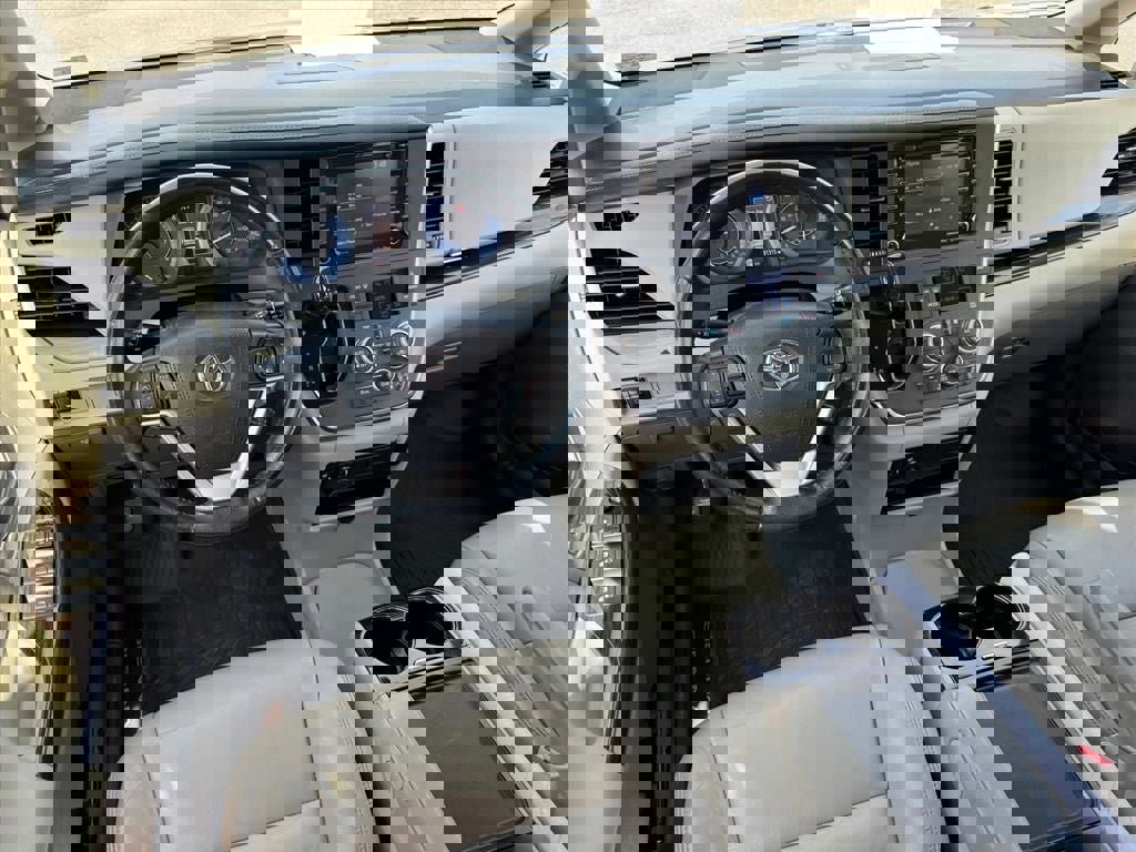 Used 2019 Toyota Sienna XLE FWD image 15