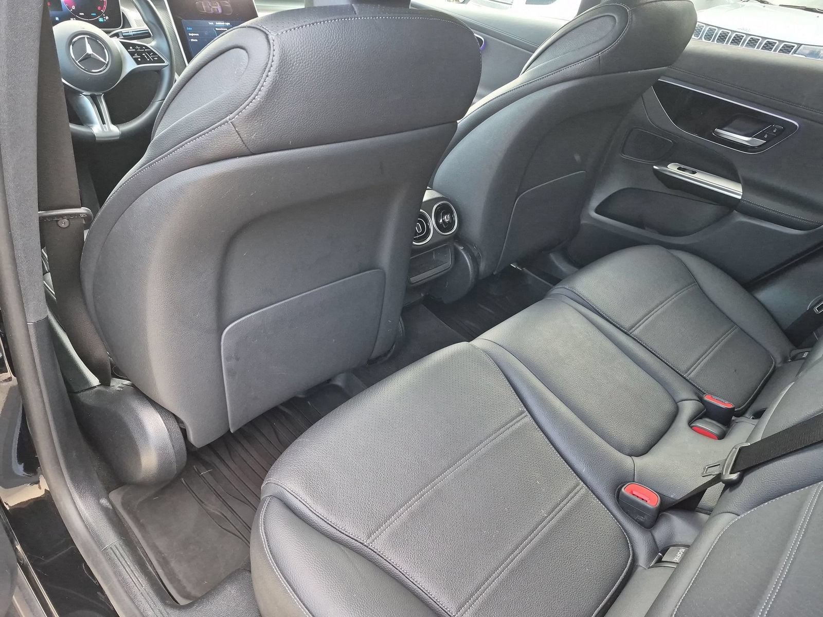 Used 2024 Mercedes-Benz GLC 300 4MATIC image 30